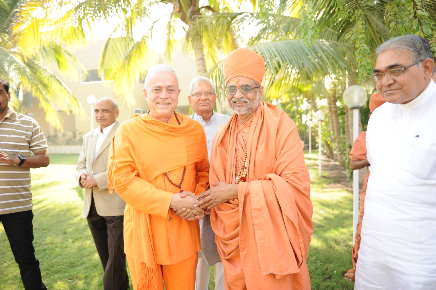H.H. Jagat Guru Amrta Súryánanda Mahá Rája and H.H. Shastri Madhavapriyadas Jí, President of the Shrí Swami Narayan Gurukul Vishwavidya Pratishthanam