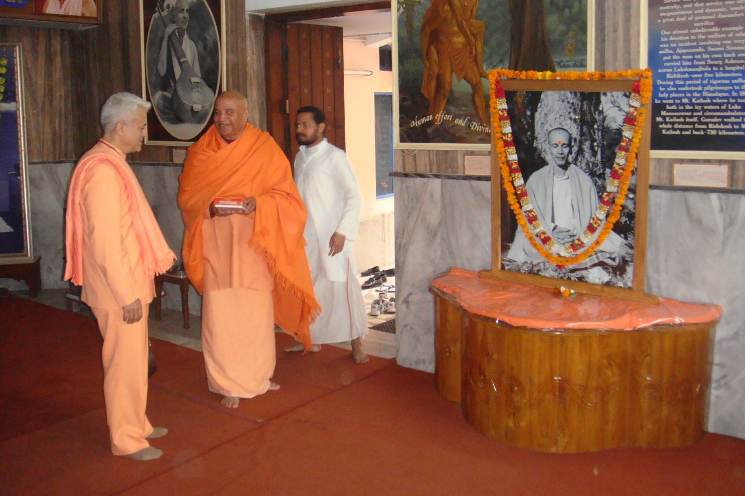 Encuentro de H.H. Jagat Guru Amrta Sūryānanda Mahā Rāja con H.H. Svámin Vimlánanda Sarasvatí Mahá Rája y H.H. Svámin Yogasvarupánanda - Shivánanda Áshrama, rshikesh, India - 2010, enero