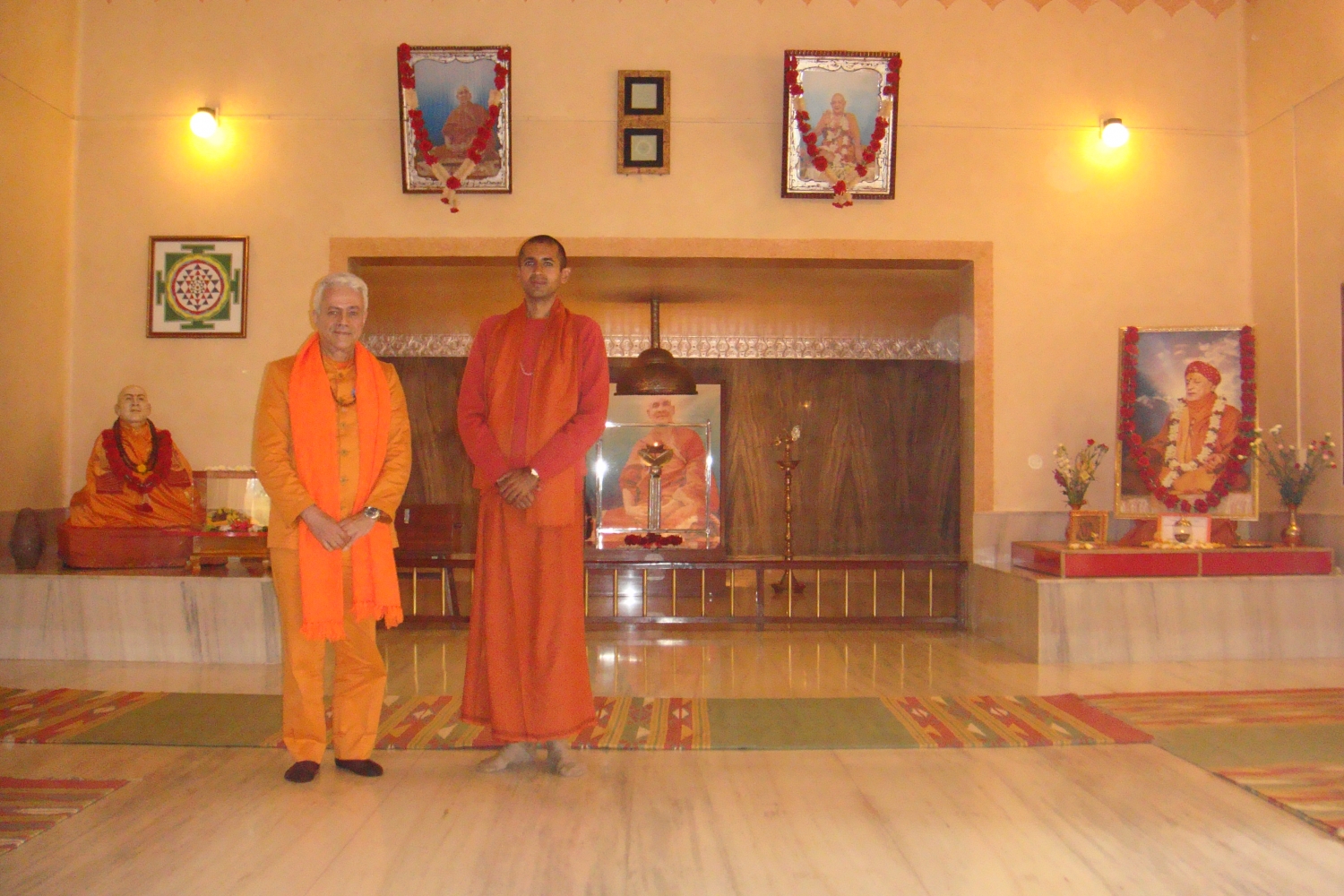Rencontre de H.H. Jagat Guru Amrta Súryánanda Mahá Rája avec Svāmin Sūryaprakash - Bihar School of Yoga, Munger, Inde - 2010, Janvier
