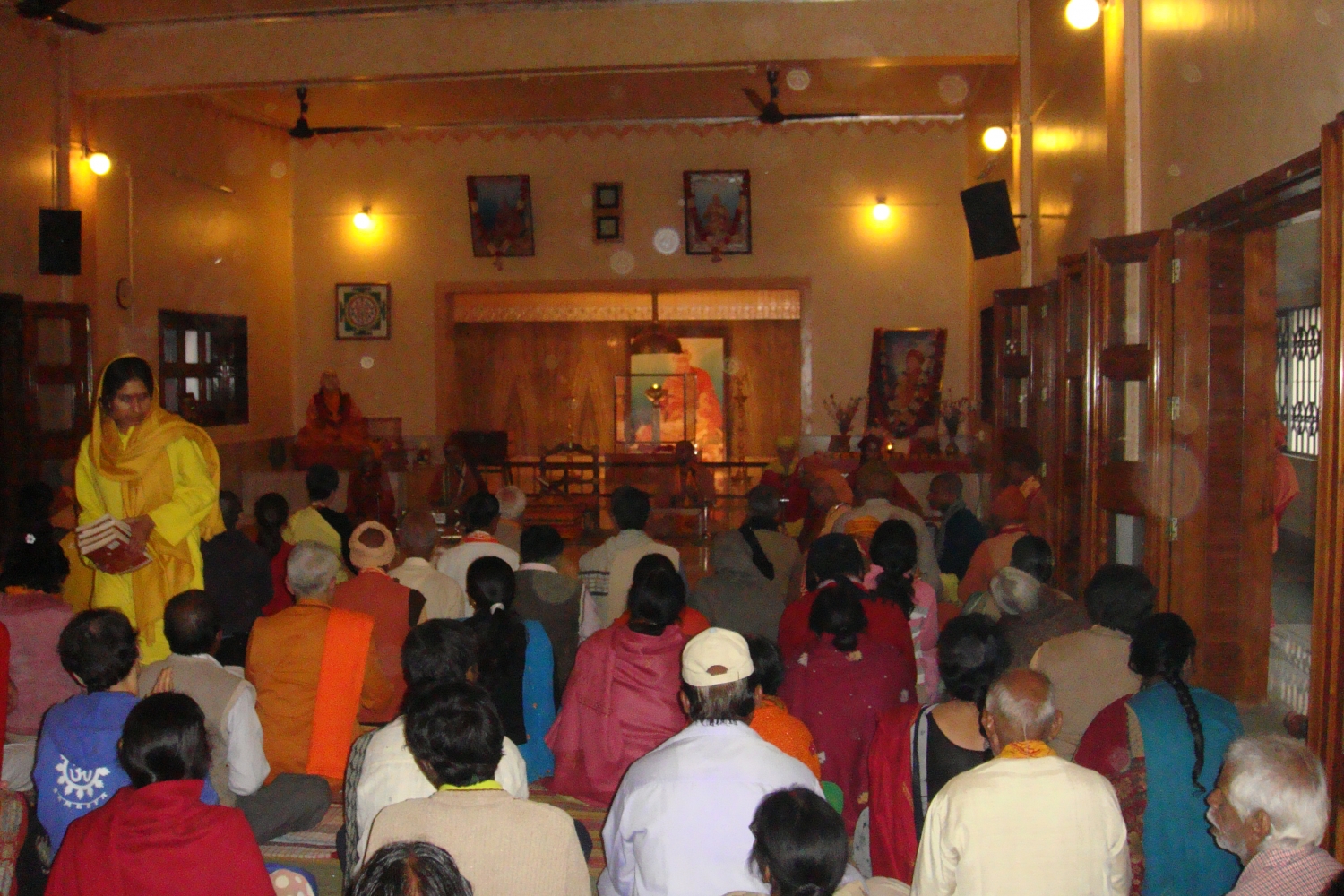Encontro de H.H. Jagat Guru Amrta Súryánanda Mahá Rája com Svámin Súryaprakash - Bihar School of Yoga, Munger, Índia - 2010, Janeiro