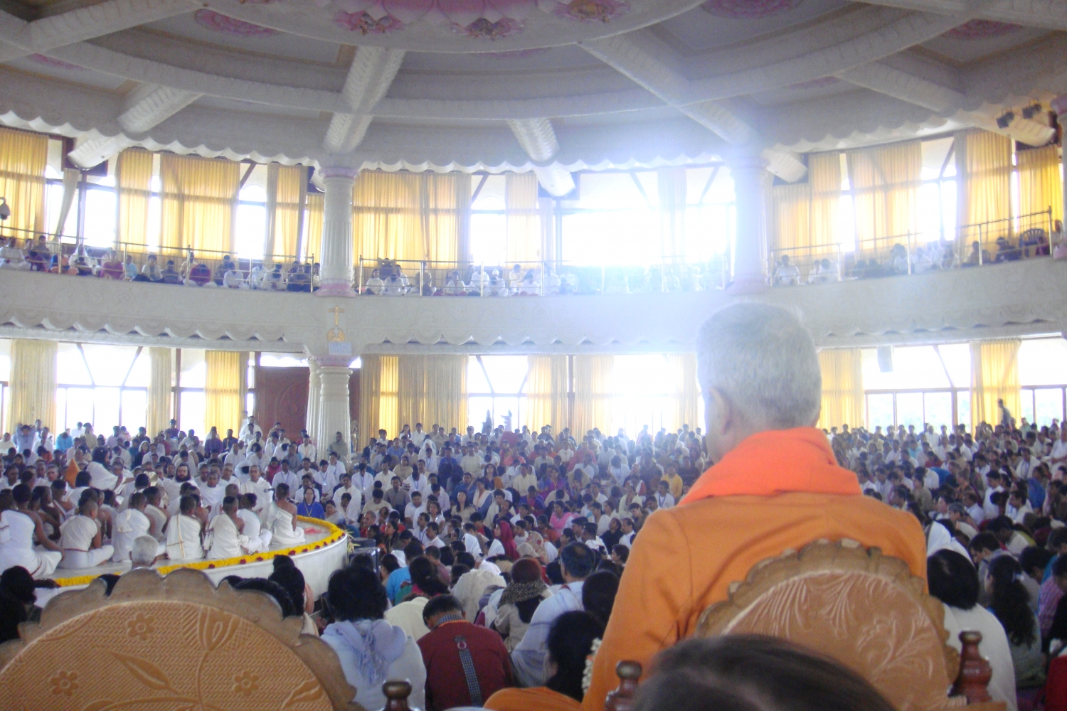 Rencontre de H.H. Jagat Guru Amrta Súryánanda Mahá Rája avec Shrī Shrī Ravi Shankar - Siège de la Art of Living Foundation, Bengaluru, Inde - 2010, janvier