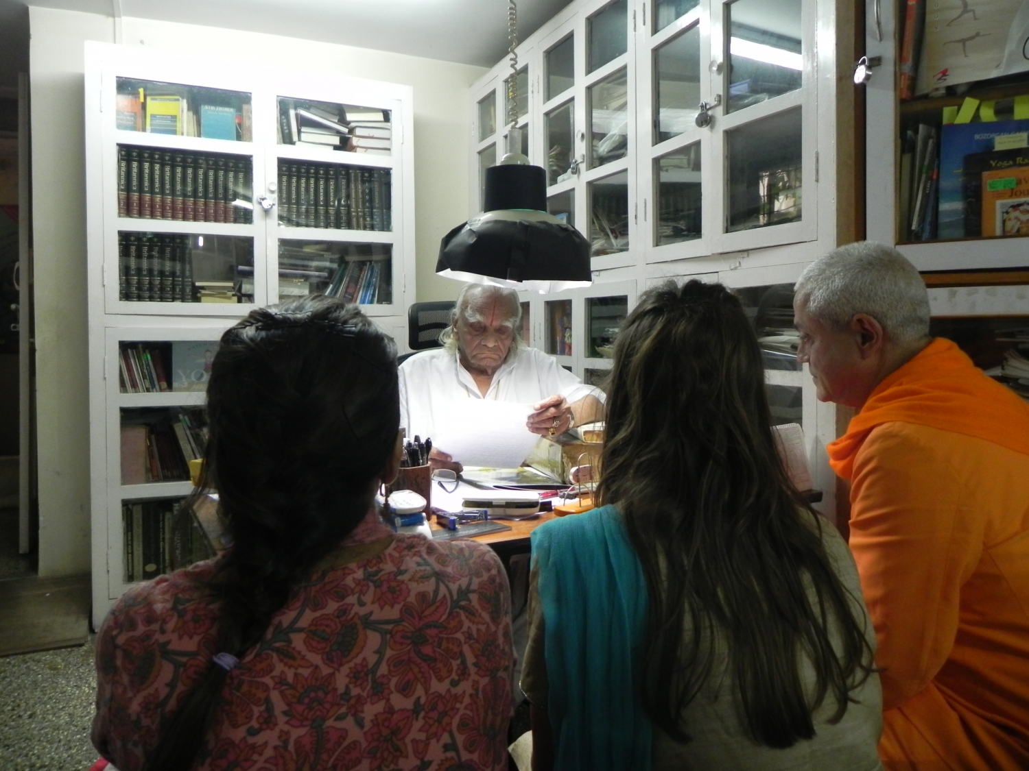 Encuento de H.H. Jagat Guru Amrta Súryánanda Mahá Rája con H.H. B.K.S. Iyengar Jí Mahá Rája  - Pune, India - 2011, octubre