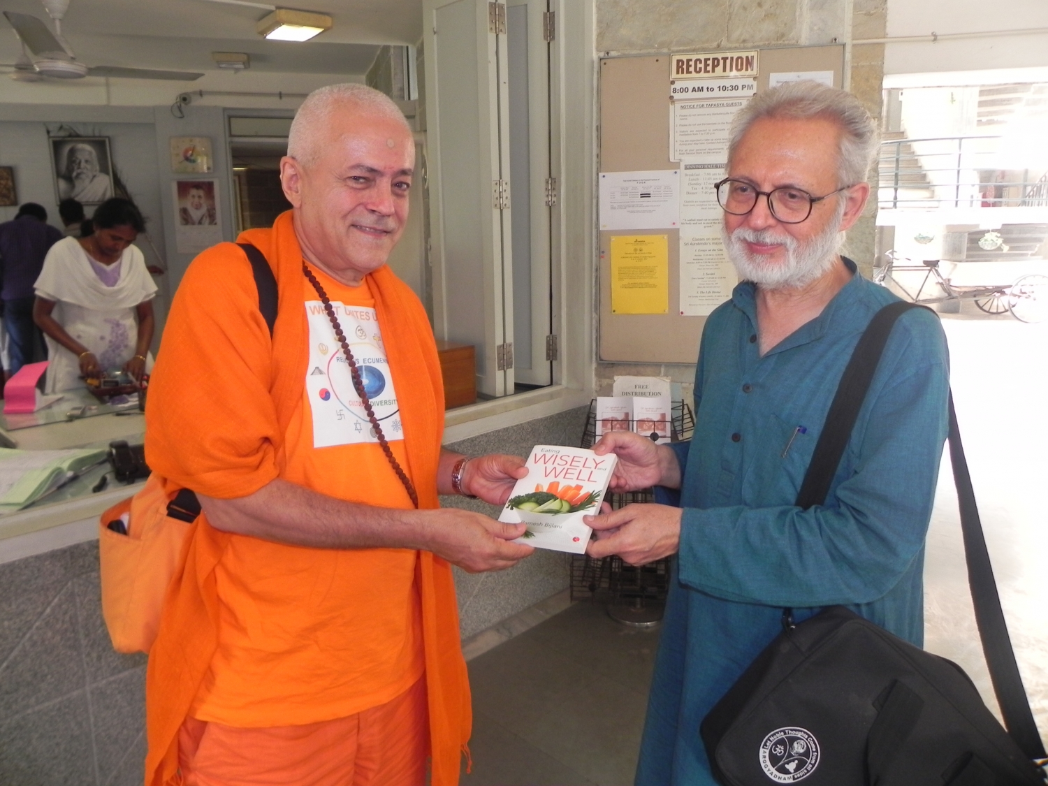 Rencontre de H.H. Jagat Guru Amrta Sūryānanda Mahā Rāja avec Dr. Ramesh Bijlani - Shrī Aurobindo Āshrama, New Dillī, Inde - 2012, octobre