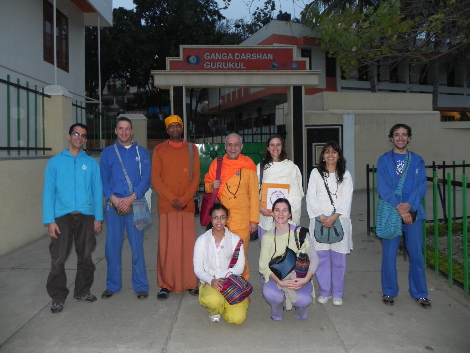 Encontro de H.H. Jagat Guru Amrta Sūryānanda Mahā Rāja com Svámin Súryaprakash e Svámin Niranjanánanda - Bihar School of Yoga, Munger, Índia – 2011
