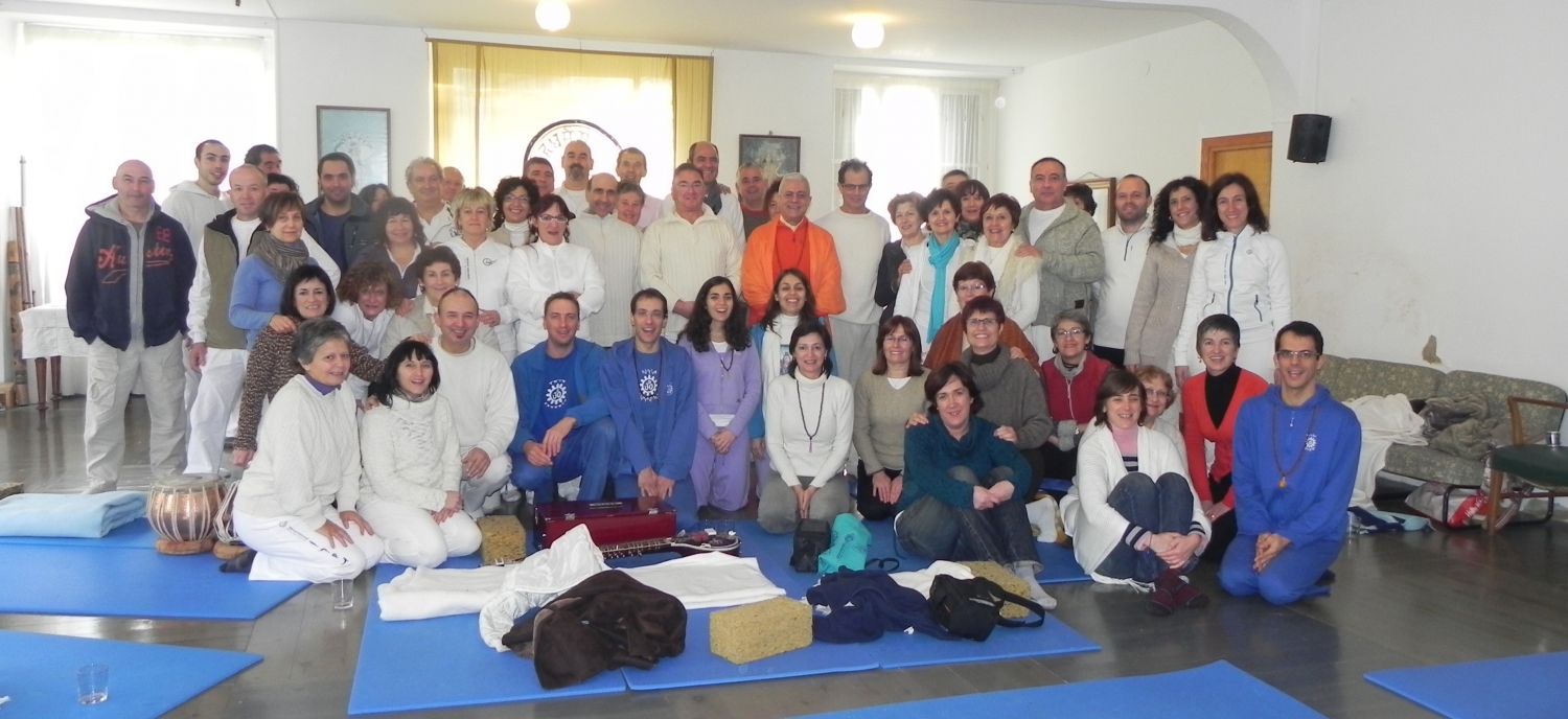 Encuentro de H.H. Jagat Guru Amrta Sūryānanda Mahā Rāja con el Maestro Madhavacharya - Zestoa, Euskadi - 2012, enero