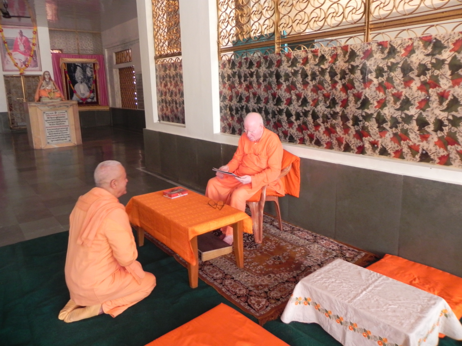 Meeting of H.H. Jagat Guru Amrta Súryánanda Mahá Rája with H.H. Svámin Vimlánanda Sarasvatí Mahá Rája - Shivánanda Áshrama, rshikesh, India - 2011, October