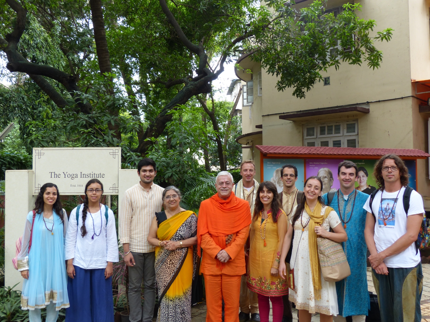Encontro de H.H. Jagat Guru Amrta Sūryānanda Mahā Rāja com Smt. Hansaji Jayadeva Yogendra - The Yoga Institute of Santa Cruz, Mumbai, Índia - 2014, Julho