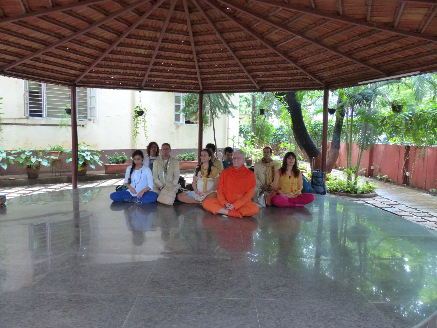 Encuentro de H.H. Jagat Guru Amrta Sūryānanda Mahā Rāja con Smt. Hansaji Jayadeva Yogendra - The Yoga Institute of Santa Cruz, Mumbai, India - 2014, julio