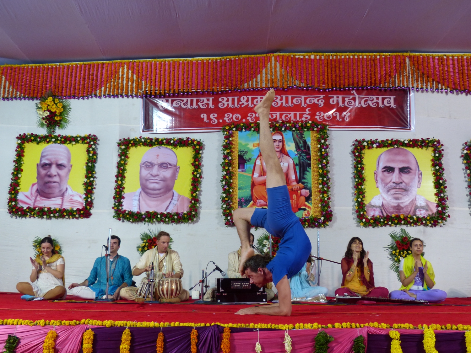 60º Aniversário de Mahá Mandaleshvara H.H. Vishveshvaránanda Giri Jí Mahá Rája - Sanyasa Áshrama, Mumbai, Índia - 2014, Julho