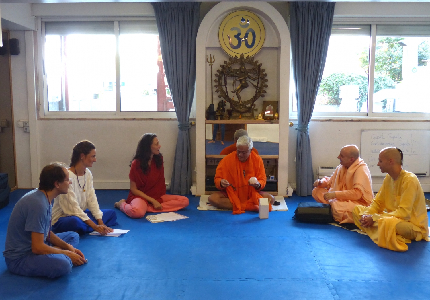 Reunião de H.H. Jagat Guru Amrta Sūryānanda Mahā Rāja com Svāmin Yadunandana  - ISKCON Hare Krshna - na Sede Nacional da Confederação Portuguesa do Yoga - 2015