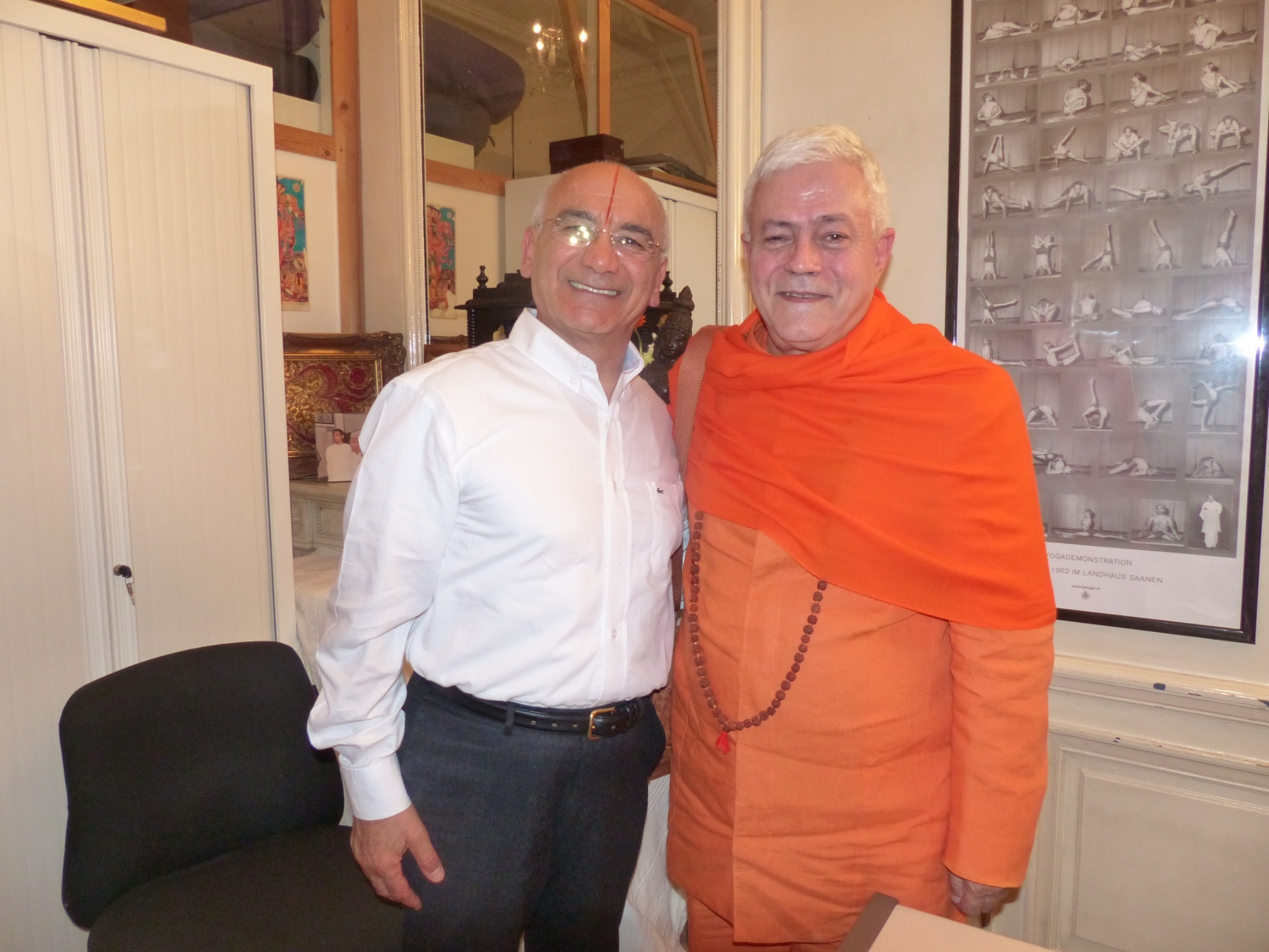 Rencontre de H.H. Jagat Guru Amrta Sūryānanda Mahā Rāja avec Guru Jī Srhrīcharan Faeq Biria - Centre de Yoga Iyengar de Paris - 2015, novembre, 26