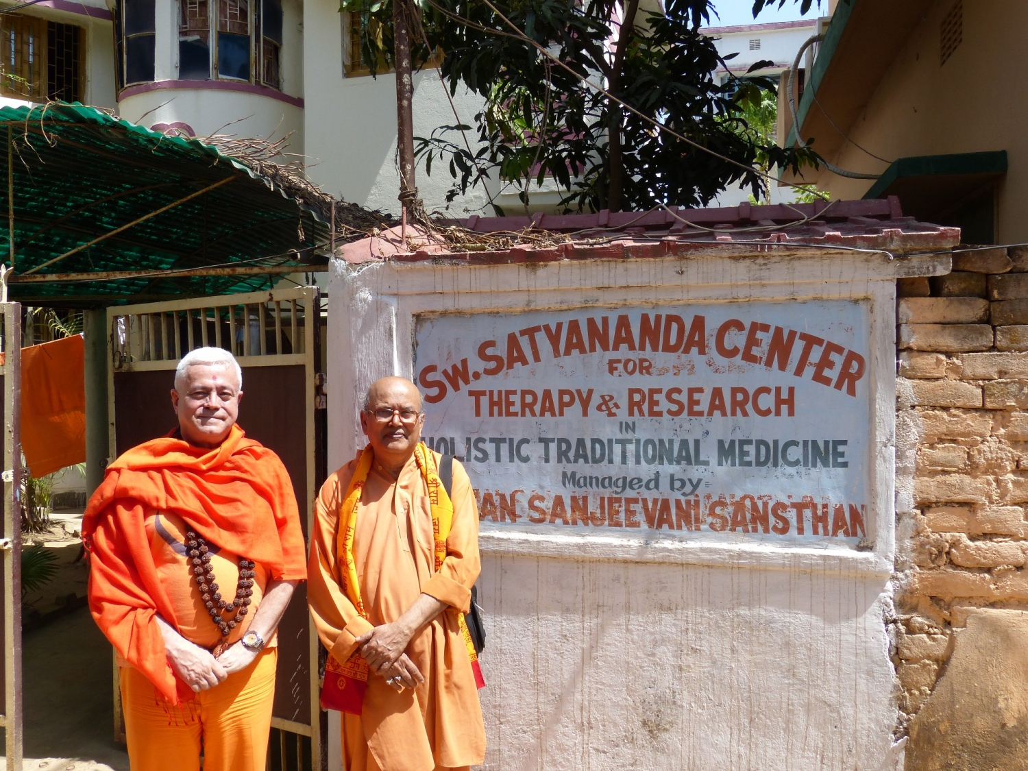 Meeting of H.H. Jagat Guru Amrta Sūryānanda Mahā Rāja with Svámin Malgalteertam - Dehogar, India - 2016, May
